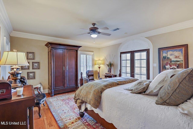 607 Tiffintown Rd, Vicksburg, MS 39183 - bedroom with light wood-type flooring, visible vents, crown molding, and baseboards