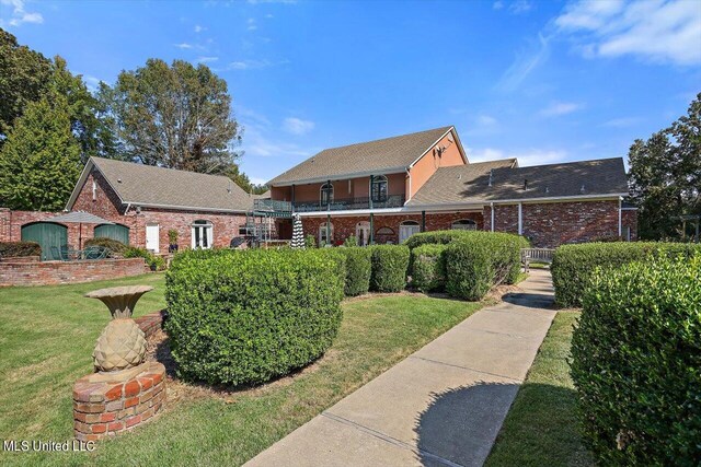 607 Tiffintown Rd, Vicksburg, MS 39183 - exterior space featuring brick siding, a front yard, and a balcony