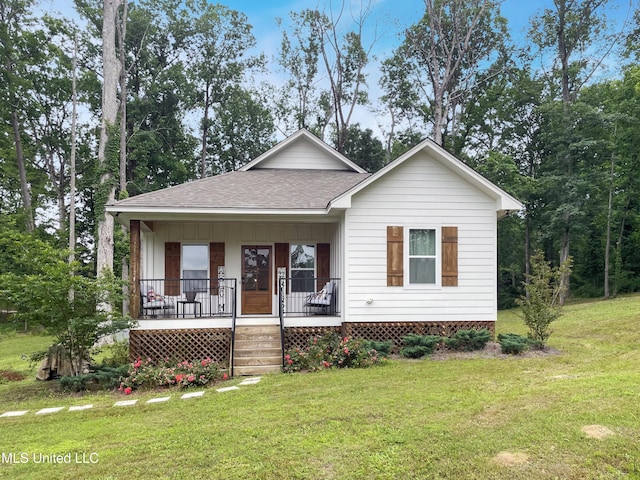 view of front of property featuring a porch and a front lawn