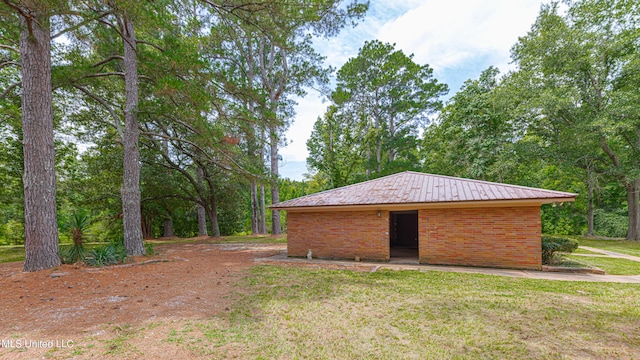 view of outbuilding with a yard