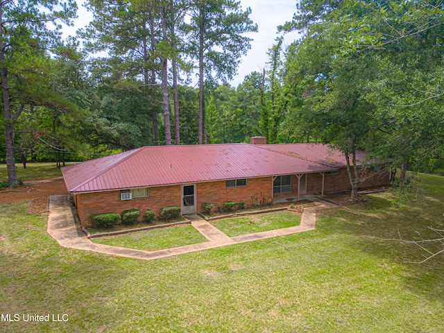 back of house featuring a lawn