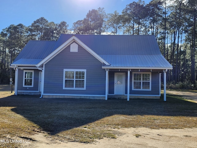 view of front facade featuring a front lawn