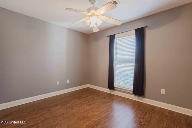 unfurnished room with dark wood-type flooring and ceiling fan