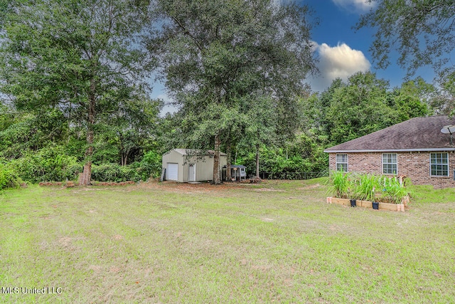 view of yard with an outbuilding