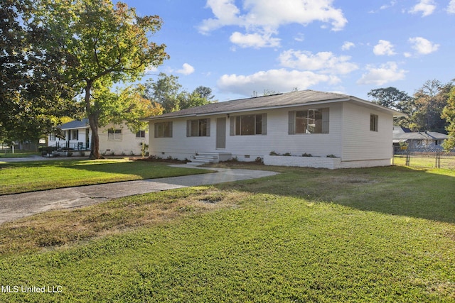 ranch-style house featuring a front yard