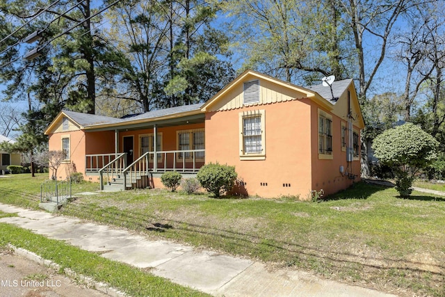 view of front of property featuring a porch, a front lawn, stucco siding, and crawl space