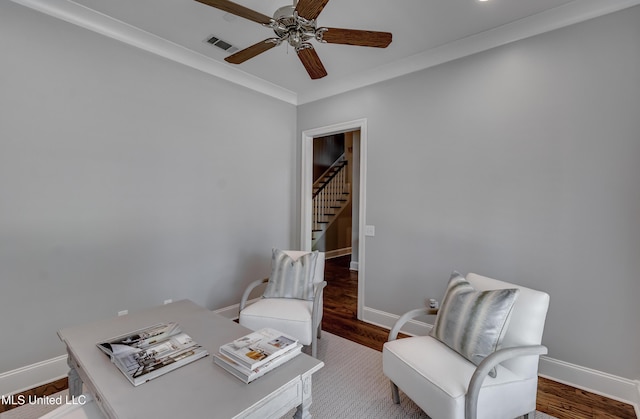 living area featuring a ceiling fan, wood finished floors, baseboards, and recessed lighting