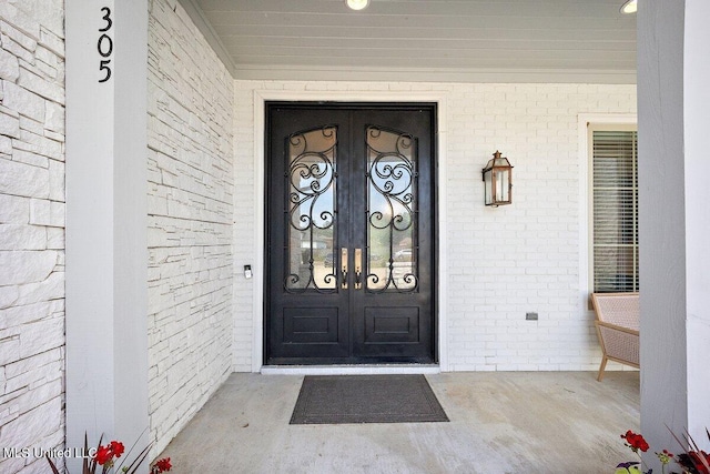 doorway to property with covered porch