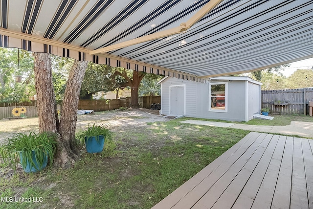 view of yard featuring a storage unit