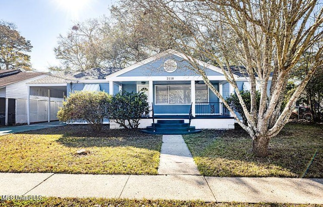 view of front facade with covered porch and a front lawn