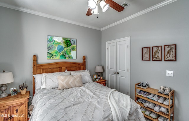 bedroom featuring crown molding, a closet, and ceiling fan