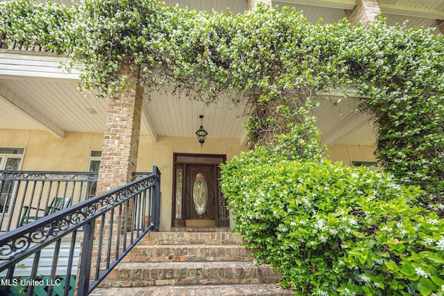 view of exterior entry with stucco siding