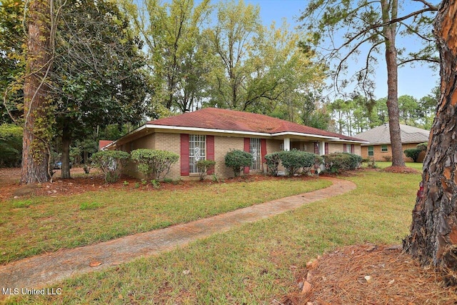 single story home with a front lawn