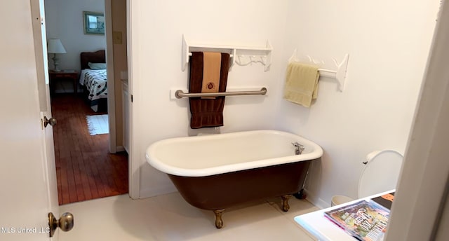 full bath featuring a freestanding tub