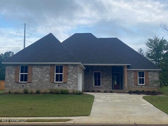 view of front of house featuring a front lawn