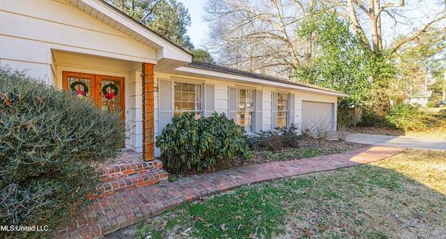 entrance to property with driveway