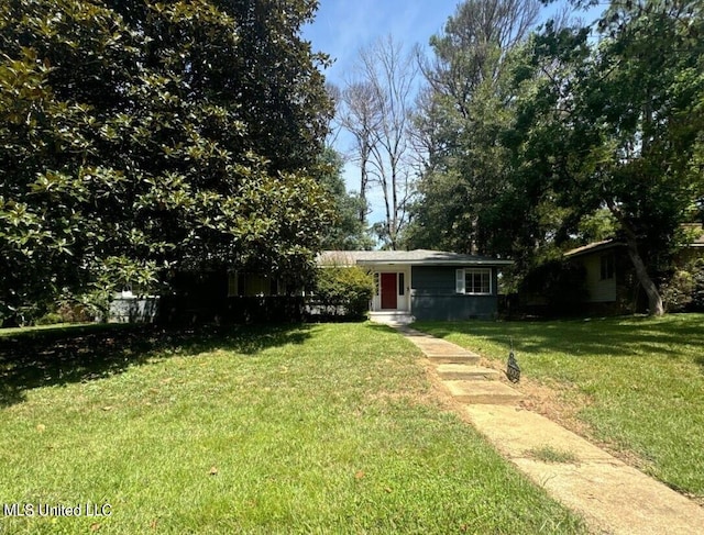 view of front of house featuring a front lawn