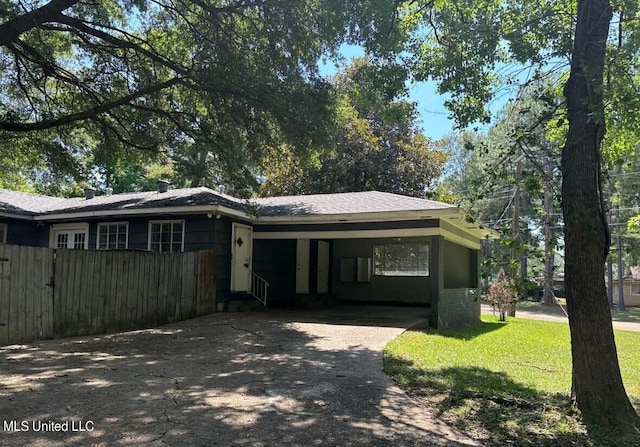 view of front of property with a carport and a front yard