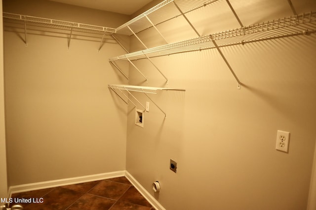 laundry room featuring dark tile patterned floors, electric dryer hookup, hookup for a washing machine, and baseboards