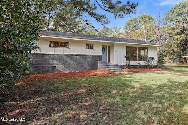 single story home featuring a front yard