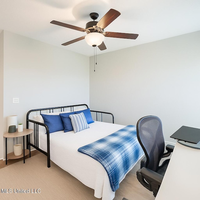1177 Chestnut Dr, Southaven, MS 38671 - bedroom with a desk and a ceiling fan