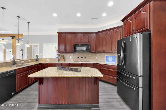 kitchen featuring visible vents, ornamental molding, a sink, black appliances, and backsplash