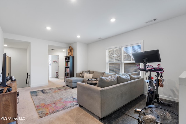 living room featuring baseboards, recessed lighting, visible vents, and light carpet