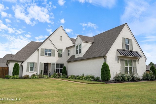 view of front facade featuring a front lawn