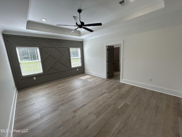 3076 Highland Ave, Diberville, MS 39540 - empty room featuring a raised ceiling, baseboards, a ceiling fan, wood finished floors, and recessed lighting