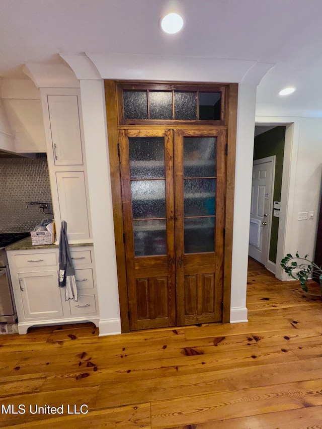 236 Sawbridge Dr, Ridgeland, MS 39157 - interior space with wood finished floors, backsplash, recessed lighting, premium range hood, and baseboards