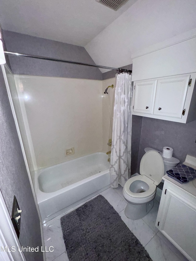 236 Sawbridge Dr, Ridgeland, MS 39157 - full bathroom with toilet, shower / tub combo, and vaulted ceiling