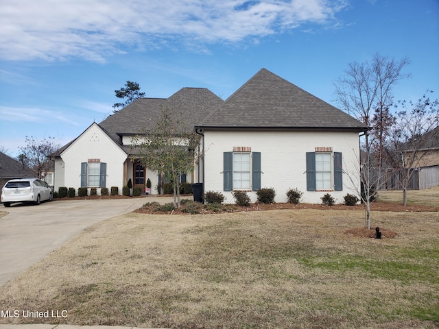 view of front of house featuring a front lawn