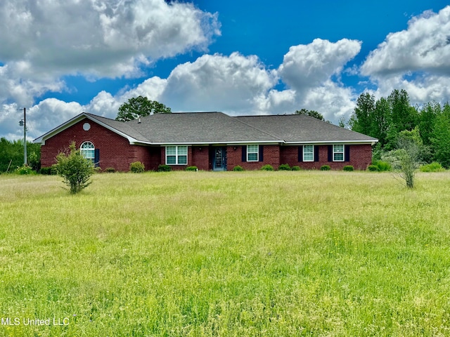 single story home with a front lawn