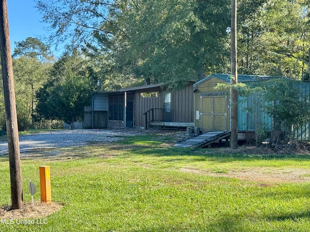 view of yard featuring a storage shed