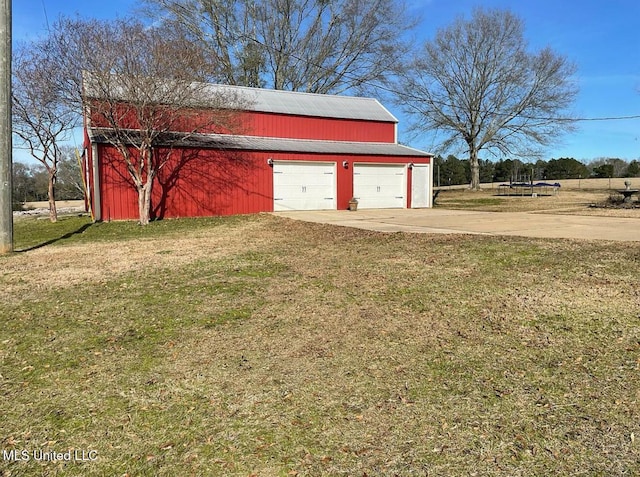 detached garage featuring concrete driveway