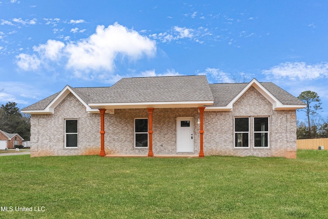 view of front facade featuring a front yard