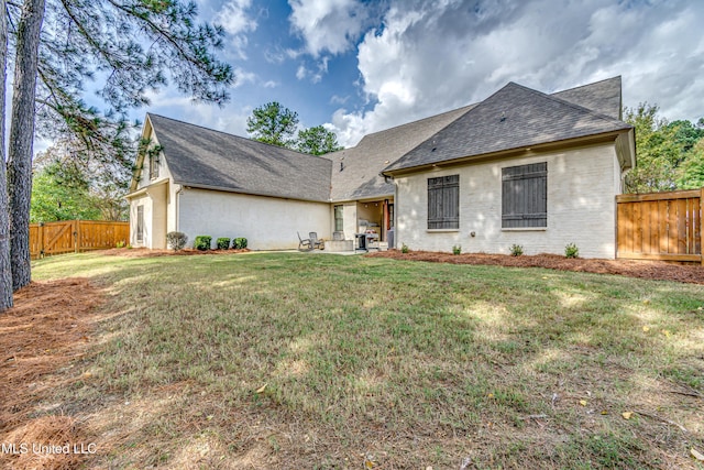 view of front of house featuring a patio and a front lawn