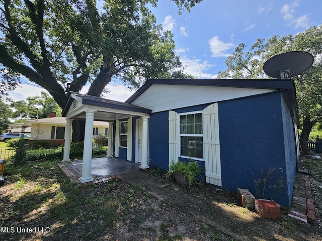 633 24th St, Gulfport, MS 39501 - view of front facade with stucco siding