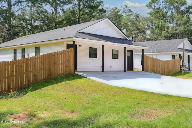 view of front of property with a front yard