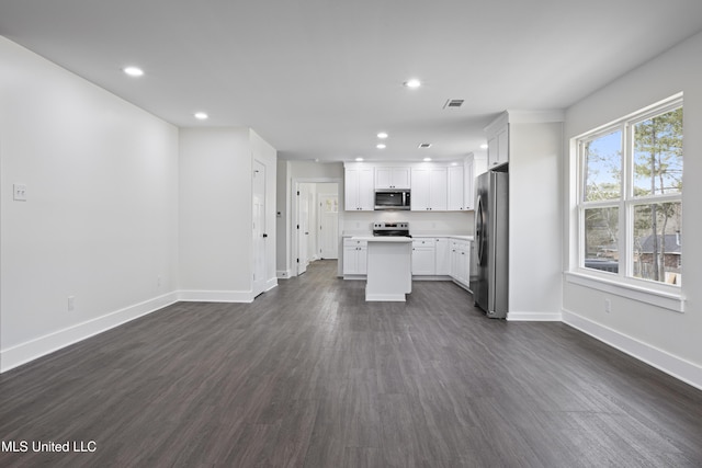 kitchen featuring visible vents, baseboards, appliances with stainless steel finishes, and a center island