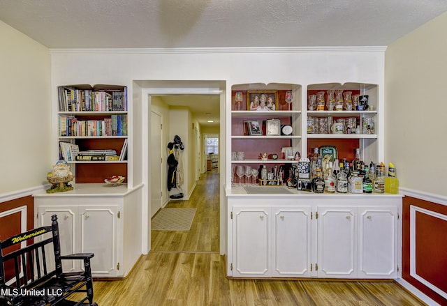 911 Newitt Vick Dr, Vicksburg, MS 39183 - bar with light wood finished floors