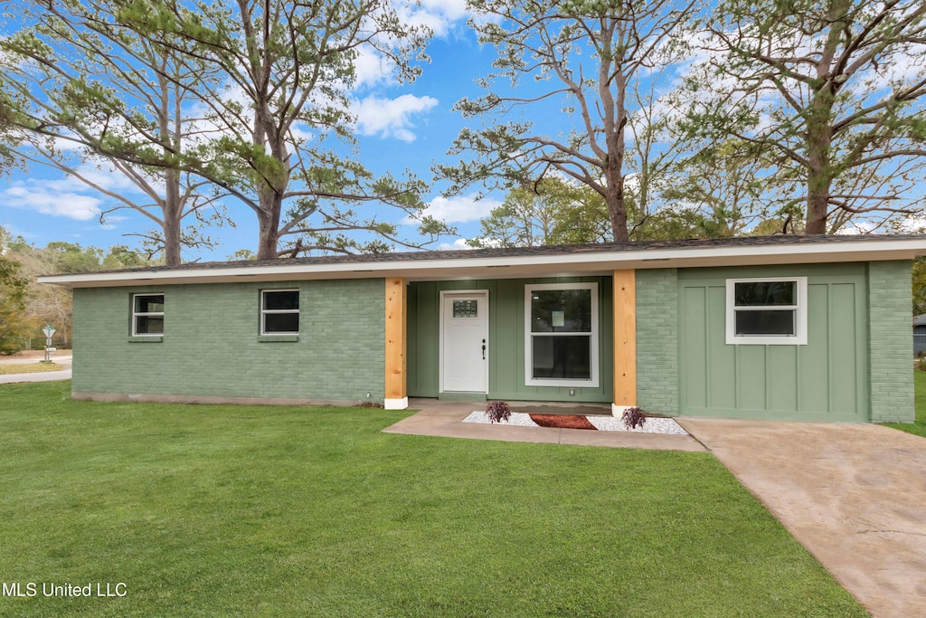 ranch-style home featuring a front yard