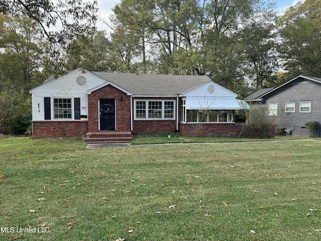 view of front of house with a front lawn