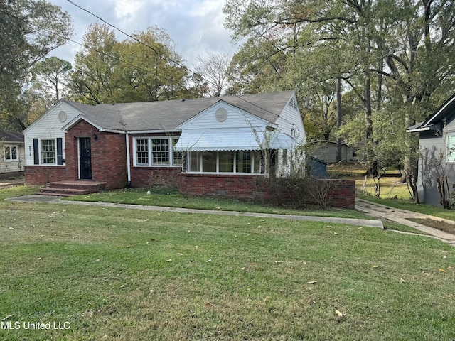 bungalow featuring a front lawn