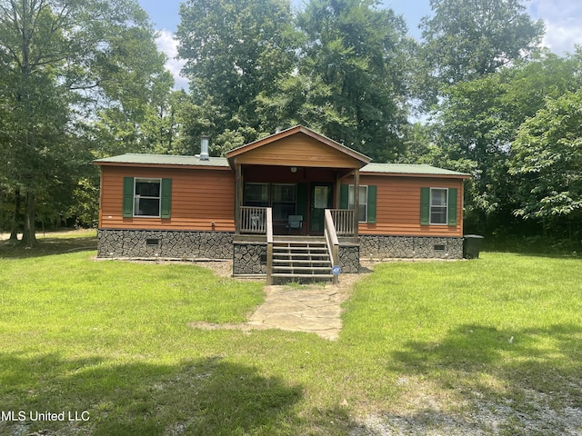 43 White Oak Dr, Natchez, MS 39120 - view of front facade featuring crawl space, a front lawn, and metal roof