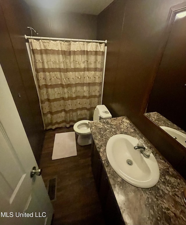 43 White Oak Dr, Natchez, MS 39120 - bathroom featuring vanity, toilet, a shower with shower curtain, and wood finished floors