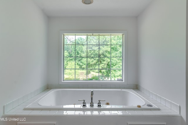 354 Lakeway Dr, Brandon, MS 39047 - full bath with plenty of natural light and a tub with jets