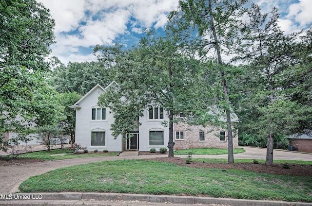 view of front of home with a front lawn