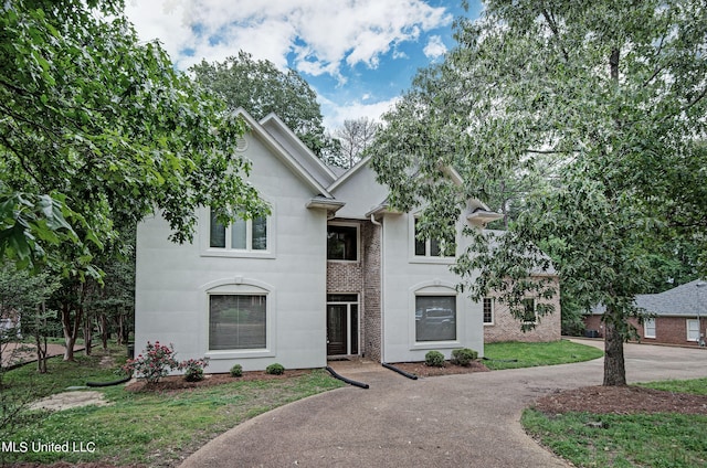 view of front of property with a front yard