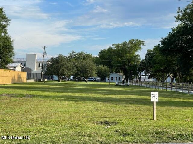 746 E 2nd St, Pass Christian, MS 39571